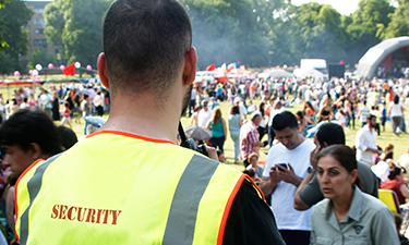 When an independent contractor is involved in a dispute with a park patron, what responsibility does the hiring park agency bear?